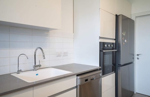 Nahariya Apartamento | Vibrant Seaside Stay with Balcony