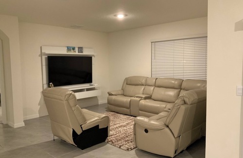 Wesley Chapel Casa | Vibrant suburban getaway