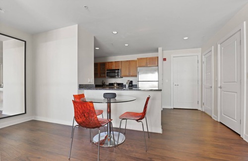 West End Apartamento | Vibrant Two Bed steps from Charles River