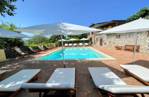 Spoleto Villa | Pintoresca casa de campo con balcón + patio / asientos 4/5 en pueblo privado