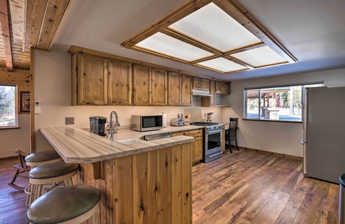 Victor Cabina | Victor Woodland Cabin Retreat w/ Fire Pit