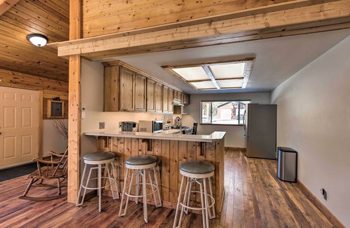 Victor Cabina | Victor Woodland Cabin Retreat w/ Fire Pit