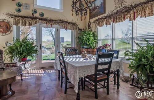 Lapeer Cama Y Desayuno | Casa de campo victoriana rodeada de 195 hectáreas de granja y animales