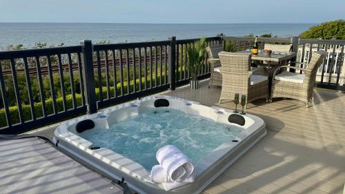 Llanddulas Otro | Victory Lodge with Hot Tub - 2 Bedroom - Sleeps 6 - Bron-Y-Wendon Holiday Park