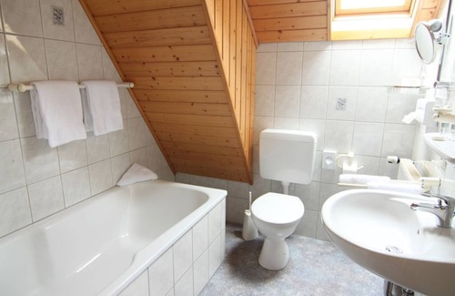 Zilshausen Cama Y Desayuno | Vierbettzimmer, Dusche, WC, Standard - Landgasthof Zur Post