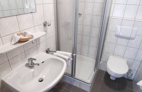 Zilshausen Cama Y Desayuno | Vierbettzimmer, Dusche, WC, Standard - Landgasthof Zur Post