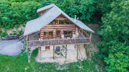 Gatlinburg - Pigeon Forge Casa | View! Private! Hot Tub,Pool Table,Fireplace,RELAX!
