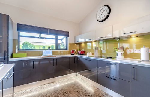 Much Wenlock Cabina | Viewpoint Lodge with Wood-Fired Hot Tub in Much Wenlock - 8 bedrooms available