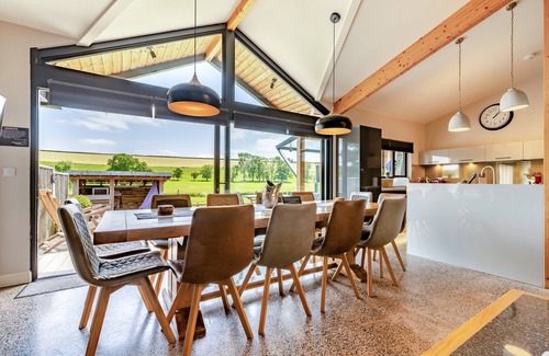 Much Wenlock Cabina | Viewpoint Lodge with Wood-Fired Hot Tub in Much Wenlock - 8 bedrooms available