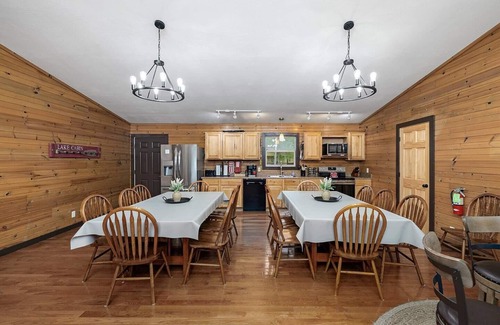 Branson Cabina | Views! Lakefront Hot Tub, Kayaks, Firepit, & Pool! Disc Golf, Park, & Playground
