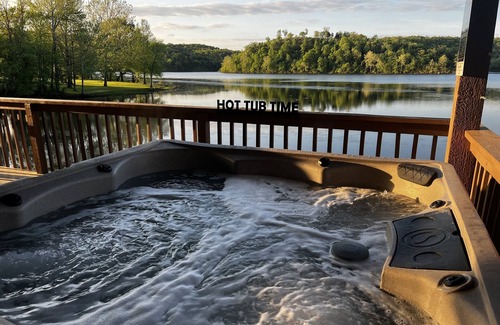 Branson Cabina | Views! Lakefront Hot Tub, Kayaks, Firepit, & Pool! Disc Golf, Park, & Playground
