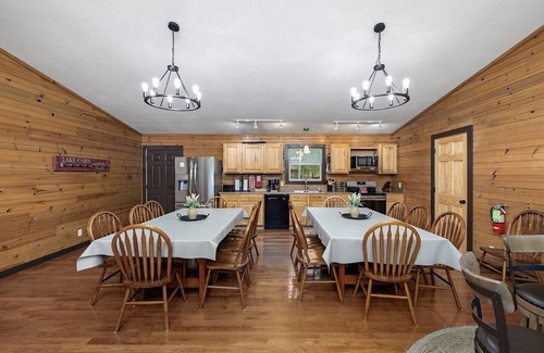 Branson Cabina | Views! Lakefront Hot Tub, Kayaks, Firepit, & Pool! Disc Golf, Park, & Playground