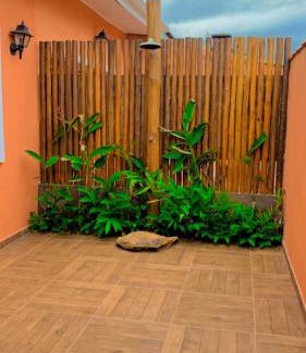 Agua Branca Casa | Vilamaruá Casa próximo da praia do Perequê com garagem e churrasqueira