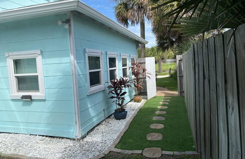 Vilano Beach Cabaña | Vilano Beach Cottage, 1/2 block to Surfside Beach. Historic Capo Cottage