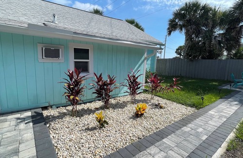 Vilano Beach Cabaña | Vilano Beach Cottage, 1/2 block to Surfside Beach. Historic Capo Cottage