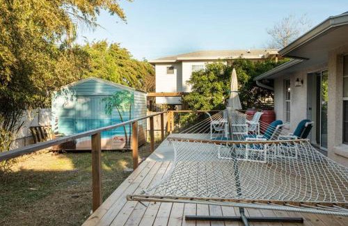 Vilano Beach Casa | Vilano Vacation - Entire House! Walk to Beach! 4 miles to Downtown Historic St Augustine! Dog Friendly