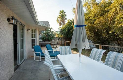 Vilano Beach Casa | Vilano Vacation - Entire House! Walk to Beach! 4 miles to Downtown Historic St Augustine! Dog Friendly