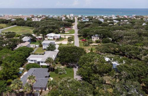 Vilano Beach Casa | Vilano Vacation - Entire House! Walk to Beach! 4 miles to Downtown Historic St Augustine! Dog Friendly