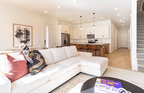 Bloomington Casa | Villa 28 - 4 Bedroom Townhome! Pool and Hot Tub!