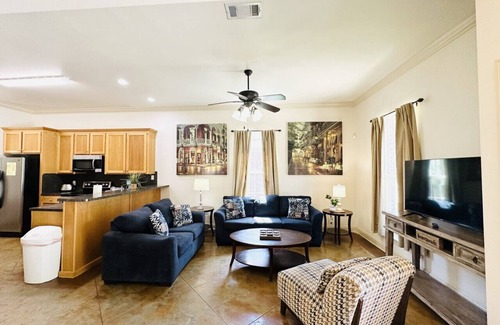Pine Grove Apartamento | Villa 3, spacious townhouse in Tickfaw, LA