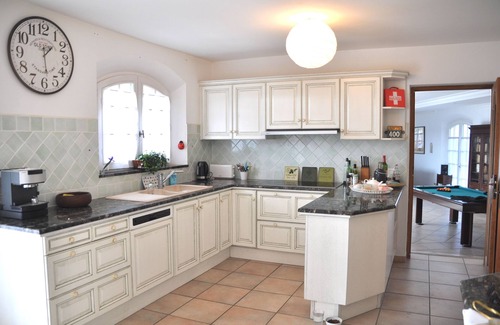 Besse-sur-Issole Villa | Villa acoge 18-20 + piscina en 1,5 hectáreas en Provenza