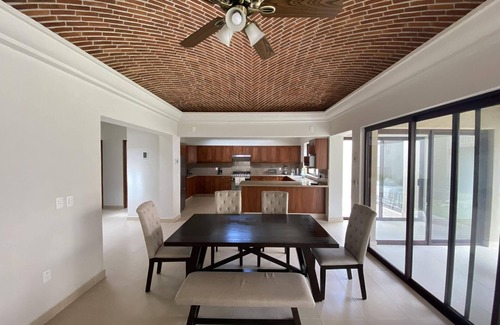 Los Sabinos Casa | Villa acogedora con patio estilo hacienda. ¡Gimnasio y alberca en casa club!