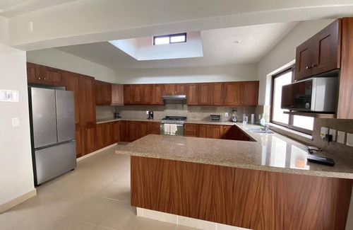Los Sabinos Casa | Villa acogedora con patio estilo hacienda. ¡Gimnasio y alberca en casa club!