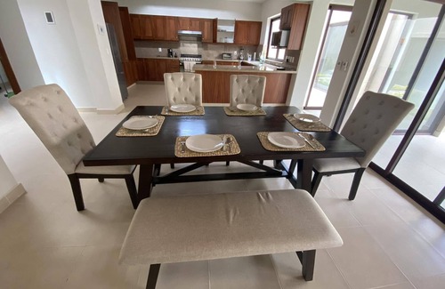Los Sabinos Casa | Villa acogedora con patio estilo hacienda. ¡Gimnasio y alberca en casa club!