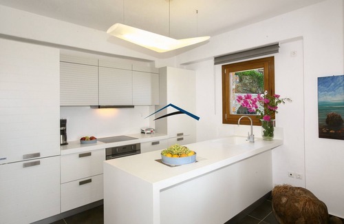 Kea Villa | Villa Ailea con una piscina infinita y una gran puesta de sol y vistas al mar.