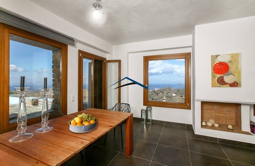 Kea Villa | Villa Ailea con una piscina infinita y una gran puesta de sol y vistas al mar.