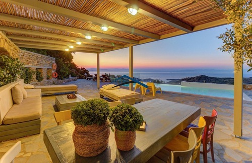 Kea Villa | Villa Ailea con una piscina infinita y una gran puesta de sol y vistas al mar.