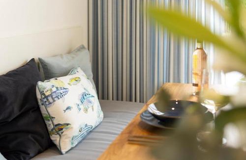 Nordhorn Casa | Villa am See für bis zu 6 Personen mit Kaminofen, Badewanne und Sauna - Haustiere herzlich willkommen, direkt am Wasser gelegen