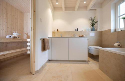 Nordhorn Casa | Villa am See für bis zu 6 Personen mit Kaminofen, Badewanne und Sauna - Haustiere herzlich willkommen, direkt am Wasser gelegen