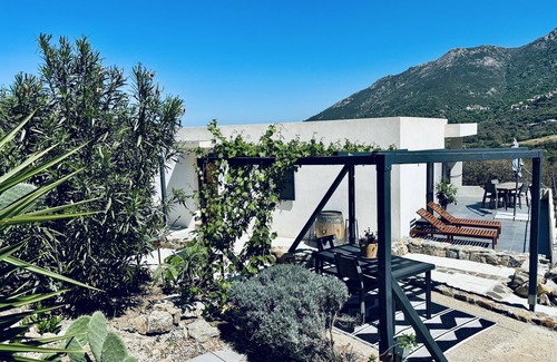 Feliceto Casa | Villa de arquitecto con piscina climatizada y vistas impresionantes a la bahía de Montagneuse