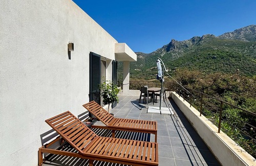 Feliceto Casa | Villa de arquitecto con piscina climatizada y vistas impresionantes a la bahía de Montagneuse