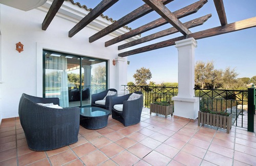 Arcos de la Frontera Villa | Villa "Arcos golf Jacaranda 5 dormitorios" con vistas a la montaña, piscina y Wi-Fi