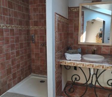 Sigean Cama Y Desayuno | VILLA ARTEMIA Maison vigneronne - chambre d hôtes-B&B-piscine et spa