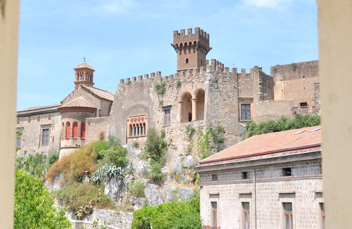 Lauro Villa | Villa por debajo de un castillo medieval