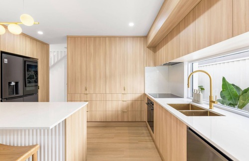 Bundall Villa | Villa Blanca, your private oasis, awaits.