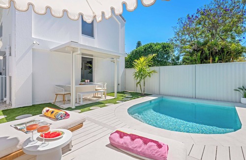 Bundall Villa | Villa Blanca, your private oasis, awaits.