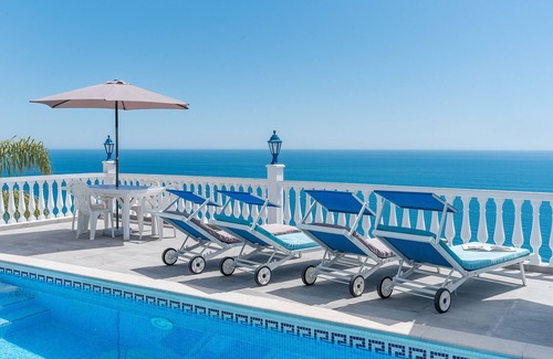 Almuñécar Villa | Villa "Buganvilla" con vistas al mar, piscina, bañera de hidromasaje, terrazas y jardín