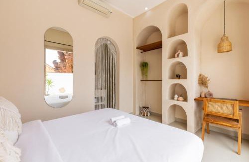 Batubelig Villa | Villa Canggu Beach Coconut - walking distance to Beach & Bars!