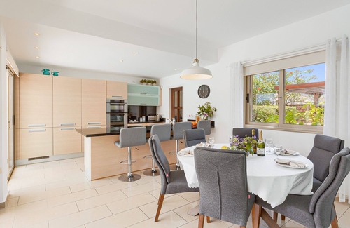 Kissonerga Villa | Piscina privada climatizada + Bañera de hidromasaje, WIFI, elegantemente amuebladas, Nr Paphos / Coral Bay