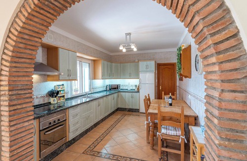 Viñuela Villa | "Villa Chispas" con vistas al lago y a la montaña, piscina climatizada y Wi-Fi