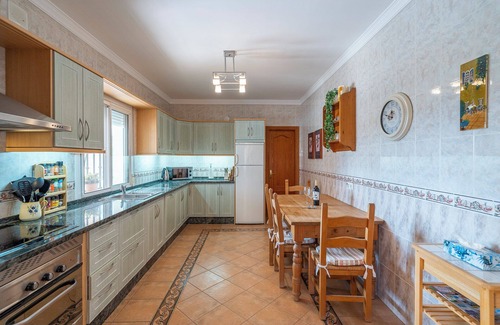 Viñuela Villa | "Villa Chispas" con vistas al lago y a la montaña, piscina climatizada y Wi-Fi