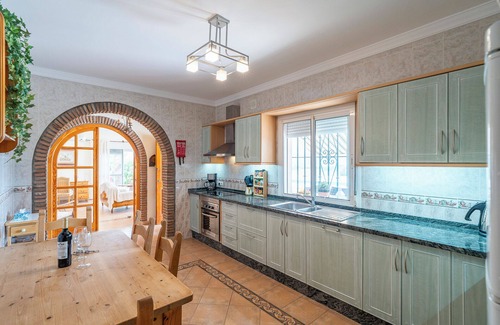 Viñuela Villa | "Villa Chispas" con vistas al lago y a la montaña, piscina climatizada y Wi-Fi