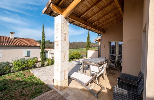 Castelnau-de-Montmiral Villa | Nueva villa de lujo con 2 camas y jacuzzi en el viñedo Chateau Estate Villa Corduries
