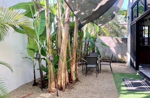 San Francisco Casa | Villa Cocos, Modern Family Retreat, Cozy & Private just 3 Blocks from the Beach