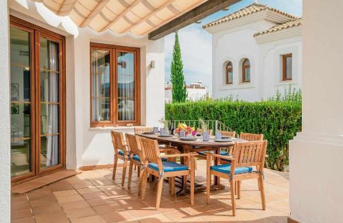 Nueva Milla de Oro Villa | Villa con piscina climatizada y vistas al Golf