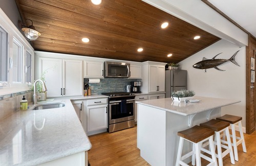 Del Haven Casa | Villa Cottage w/ Hot Tub+Fenced Yard–Pet-Friendly!